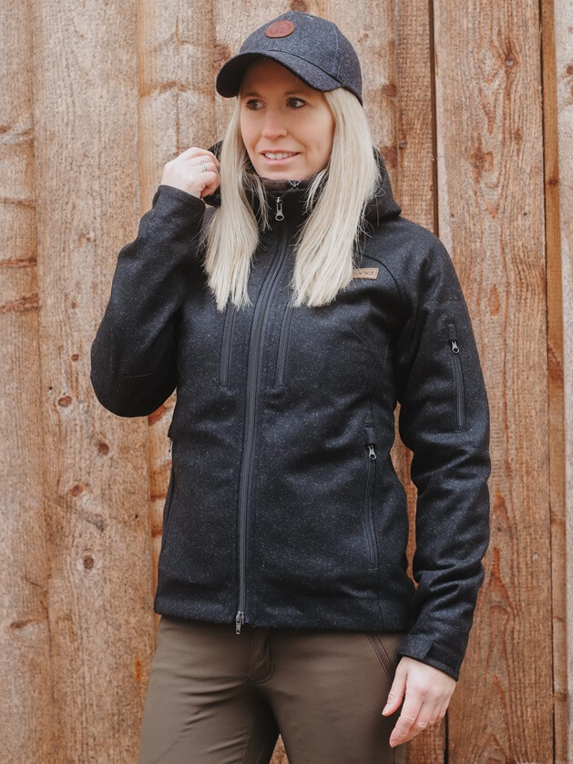 Leka Black - Damen Lodenjacke aus Tuchloden angezogen